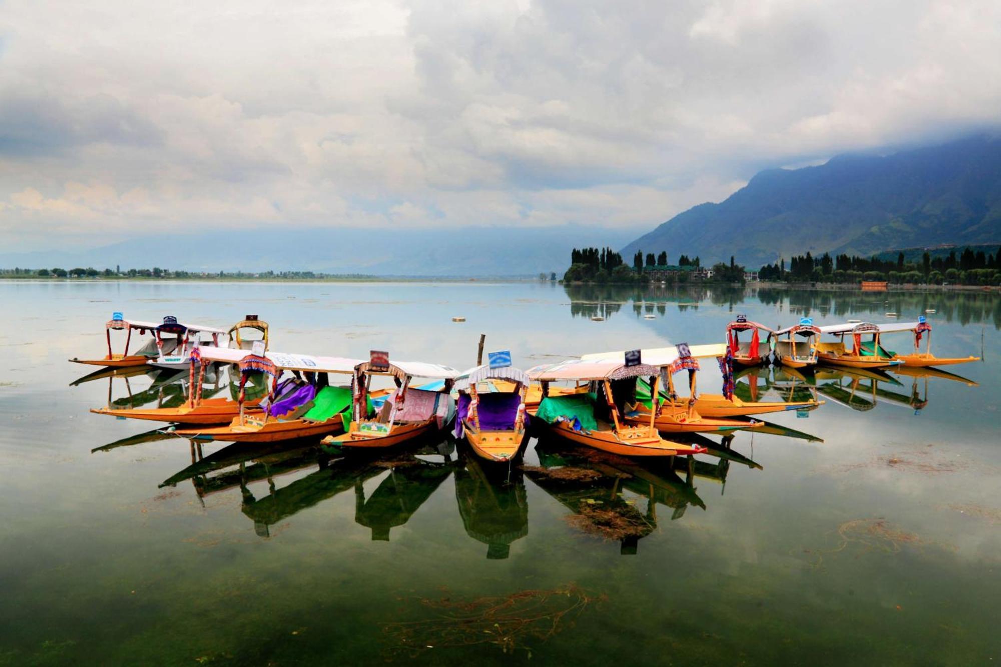 Radisson Srinagar Hotel Exterior foto