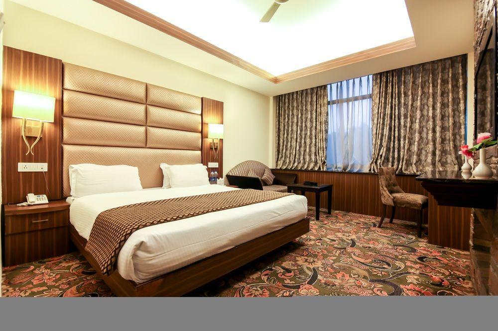 Radisson Srinagar Hotel Exterior foto