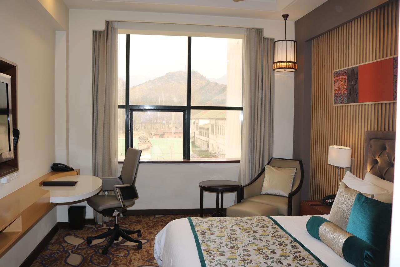 Radisson Srinagar Hotel Exterior foto