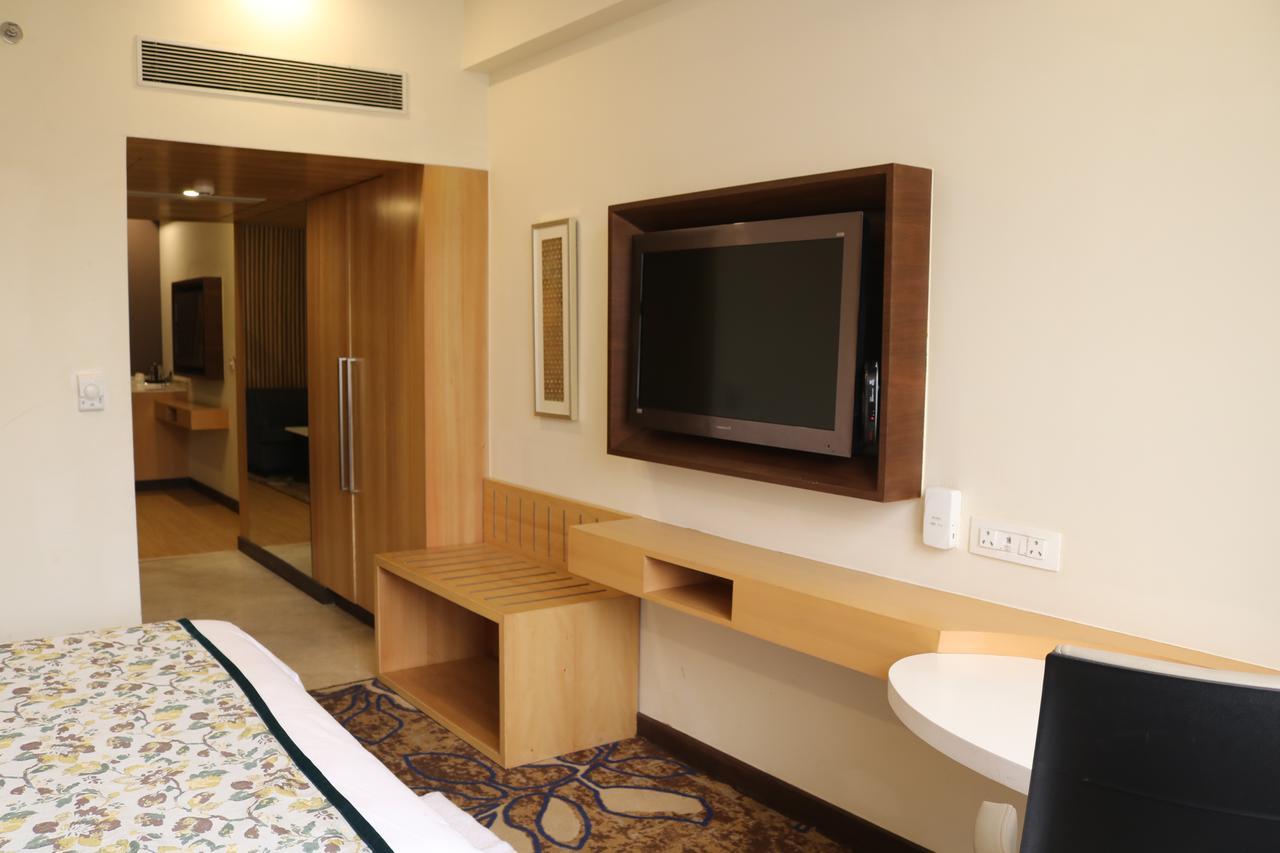 Radisson Srinagar Hotel Exterior foto